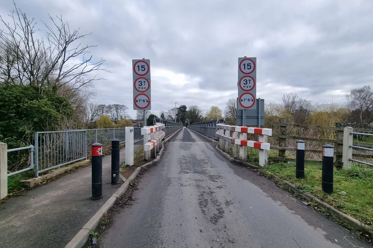 Road bridge across the River Trent near Drakelow